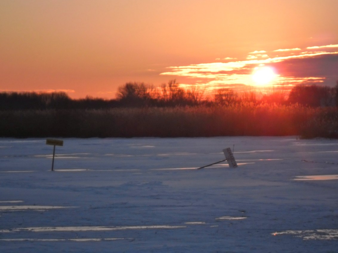 bordje gevaarlijk ijs is ook moe omgevallen