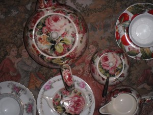 en een suikerpot, melkkan, schoteltjes....