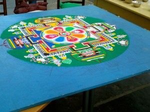 Mandala in wording, Tibetaanse monniken, maken ,mandala, in, Hooglandse kerk, te ,Leiden, potjes gekleurd zand, gereedschap