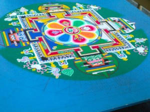 Mandala in wording, Tibetaanse monniken, maken ,mandala, in, Hooglandse kerk, te ,Leiden, potjes gekleurd zand, gereedschap