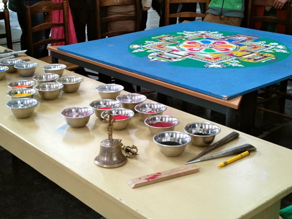 Mandala in wording, Tibetaanse monniken, maken ,mandala, in, Hooglandse kerk, te ,Leiden, potjes gekleurd zand, gereedschap