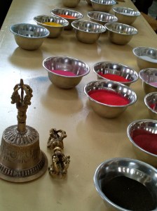 Mandala in wording, Tibetaanse monniken, maken ,mandala, in, Hooglandse kerk, te ,Leiden, potjes gekleurd zand, gereedschap