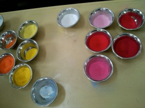 Mandala in wording, Tibetaanse monniken, maken ,mandala, in, Hooglandse kerk, te ,Leiden, potjes gekleurd zand, gereedschap