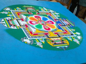Mandala in wording, Tibetaanse monniken, maken ,mandala, in, Hooglandse kerk, te ,Leiden, potjes gekleurd zand, gereedschap