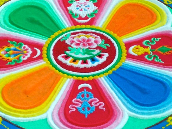 Mandala in wording, Tibetaanse monniken, maken ,mandala, in, Hooglandse kerk, te ,Leiden, potjes gekleurd zand, gereedschap