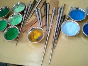 Mandala in wording, Tibetaanse monniken, maken ,mandala, in, Hooglandse kerk, te ,Leiden, potjes gekleurd zand, gereedschap