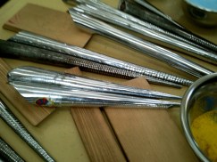 Mandala in wording, Tibetaanse monniken, maken ,mandala, in, Hooglandse kerk, te ,Leiden, potjes gekleurd zand, gereedschap