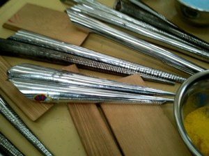 Mandala in wording, Tibetaanse monniken, maken ,mandala, in, Hooglandse kerk, te ,Leiden, potjes gekleurd zand, gereedschap