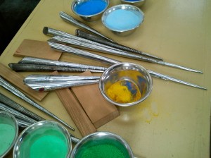 Mandala in wording, Tibetaanse monniken, maken ,mandala, in, Hooglandse kerk, te ,Leiden, potjes gekleurd zand, gereedschap