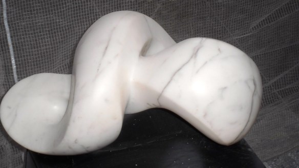 RONDE VROUWELIJKE VORMEN RIAN GEURTS, BEELDEN EN SCHILDERIJEN