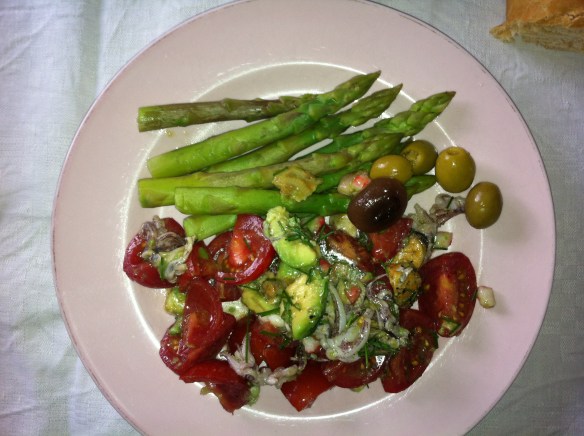 eten lekker, eten, groene asperges, tomatensalade , geconfijte uitjes, glutenvrij, sojavij, lactosevrij