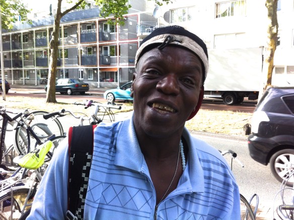 Leidse Straatdichter Glenn "L" Parami aan het woord: 'WERELD ZONDER HUIS'.