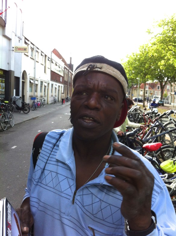 Leidse Straatdichter Glenn "L" Parami aan het woord: 'WERELD ZONDER HUIS'.