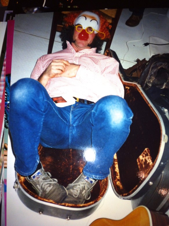 man slaapt in gitaarkoffer