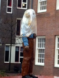 kunstobject Rembarandtplaats,  Stephan Balkenhol, zak over het hoofd van Rembrandt, beeld en vandalen, geslaagde metamorfose van beeld  Stephan Balkenhol van Rembrandt, 