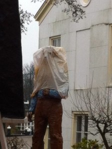 kunstobject Rembarandtplaats,  Stephan Balkenhol, zak over het hoofd van Rembrandt, beeld en vandalen, geslaagde metamorfose van beeld  Stephan Balkenhol van Rembrandt, 