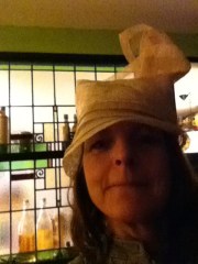 Dikkertje Tromkoor, hoeden passen, gekke bekken, lachen met hoeden, grappen met hoed, man en vrouw met hoed, muts rare hoed, vreemd hoofddeksel