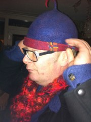 Dikkertje Tromkoor, hoeden passen, gekke bekken, lachen met hoeden, grappen met hoed, man en vrouw met hoed, muts rare hoed, vreemd hoofddeksel