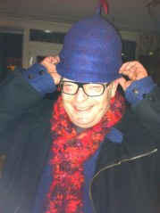 Dikkertje Tromkoor, hoeden passen, gekke bekken, lachen met hoeden, grappen met hoed, man en vrouw met hoed, muts rare hoed, vreemd hoofddeksel