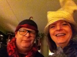 Dikkertje Tromkoor, hoeden passen, gekke bekken, lachen met hoeden, grappen met hoed, man en vrouw met hoed, muts rare hoed, vreemd hoofddeksel