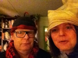 Dikkertje Tromkoor, hoeden passen, gekke bekken, lachen met hoeden, grappen met hoed, man en vrouw met hoed, muts rare hoed, vreemd hoofddeksel