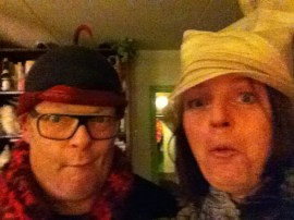 Dikkertje Tromkoor, hoeden passen, gekke bekken, lachen met hoeden, grappen met hoed, man en vrouw met hoed, muts rare hoed, vreemd hoofddeksel