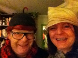 Dikkertje Tromkoor, hoeden passen, gekke bekken, lachen met hoeden, grappen met hoed, man en vrouw met hoed, muts rare hoed, vreemd hoofddeksel