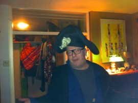 Dikkertje Tromkoor, hoeden passen, gekke bekken, lachen met hoeden, grappen met hoed, man en vrouw met hoed, muts rare hoed, vreemd hoofddeksel