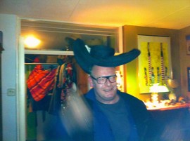 Dikkertje Tromkoor, hoeden passen, gekke bekken, lachen met hoeden, grappen met hoed, man en vrouw met hoed, muts rare hoed, vreemd hoofddeksel