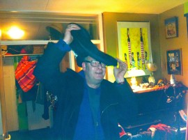 Dikkertje Tromkoor, hoeden passen, gekke bekken, lachen met hoeden, grappen met hoed, man en vrouw met hoed, muts rare hoed, vreemd hoofddeksel