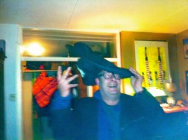 Dikkertje Tromkoor, hoeden passen, gekke bekken, lachen met hoeden, grappen met hoed, man en vrouw met hoed, muts rare hoed, vreemd hoofddeksel