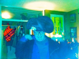 Dikkertje Tromkoor, hoeden passen, gekke bekken, lachen met hoeden, grappen met hoed, man en vrouw met hoed, muts rare hoed, vreemd hoofddeksel