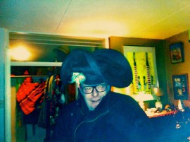 Dikkertje Tromkoor, hoeden passen, gekke bekken, lachen met hoeden, grappen met hoed, man en vrouw met hoed, muts rare hoed, vreemd hoofddeksel