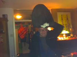 Dikkertje Tromkoor, hoeden passen, gekke bekken, lachen met hoeden, grappen met hoed, man en vrouw met hoed, muts rare hoed, vreemd hoofddeksel