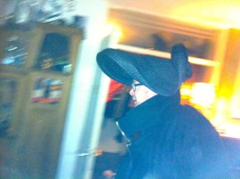 Dikkertje Tromkoor, hoeden passen, gekke bekken, lachen met hoeden, grappen met hoed, man en vrouw met hoed, muts rare hoed, vreemd hoofddeksel