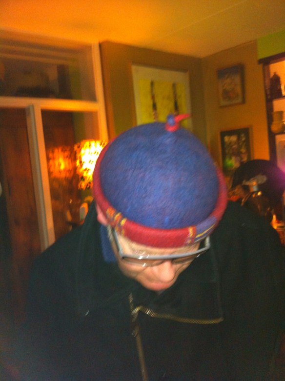 Dikkertje Tromkoor, hoeden passen, gekke bekken, lachen met hoeden, grappen met hoed, man en vrouw met hoed, muts rare hoed, vreemd hoofddeksel