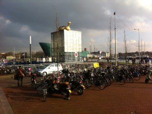 Amsterdam, skyline, gebouwen in dreigend licht