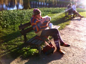 madonna met kind, modere en kind, fleurige moeder met kind, kleurige madonna, baby, kindje, in park, in het groen, kleur, kind, moeder