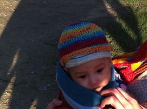 madonna met kind, modere en kind, fleurige moeder met kind, kleurige madonna, baby, kindje, in park, in het groen, kleur, kind, moeder