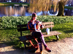 madonna met kind, modere en kind, fleurige moeder met kind, kleurige madonna, baby, kindje, in park, in het groen, kleur, kind, moeder