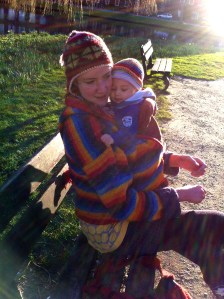 madonna met kind, modere en kind, fleurige moeder met kind, kleurige madonna, baby, kindje, in park, in het groen, kleur, kind, moeder