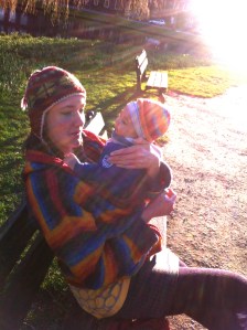 madonna met kind, modere en kind, fleurige moeder met kind, kleurige madonna, baby, kindje, in park, in het groen, kleur, kind, moeder