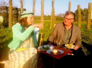 FEESTJE, mensen samen in 'De tuin van de smid'
