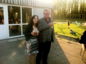 FEESTJE, mensen samen in 'De tuin van de smid'
