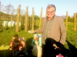 FEESTJE, mensen samen in 'De tuin van de smid'