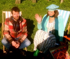 mensen op feestje, vrouw met hoed