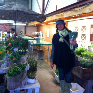 vrouw met tulpen tussen de bloemen
