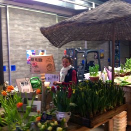 mooi meisje tussen de bloemen