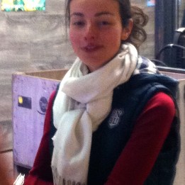 mooi meisje tussen de bloemen