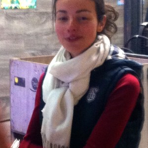 mooi meisje tussen de bloemen